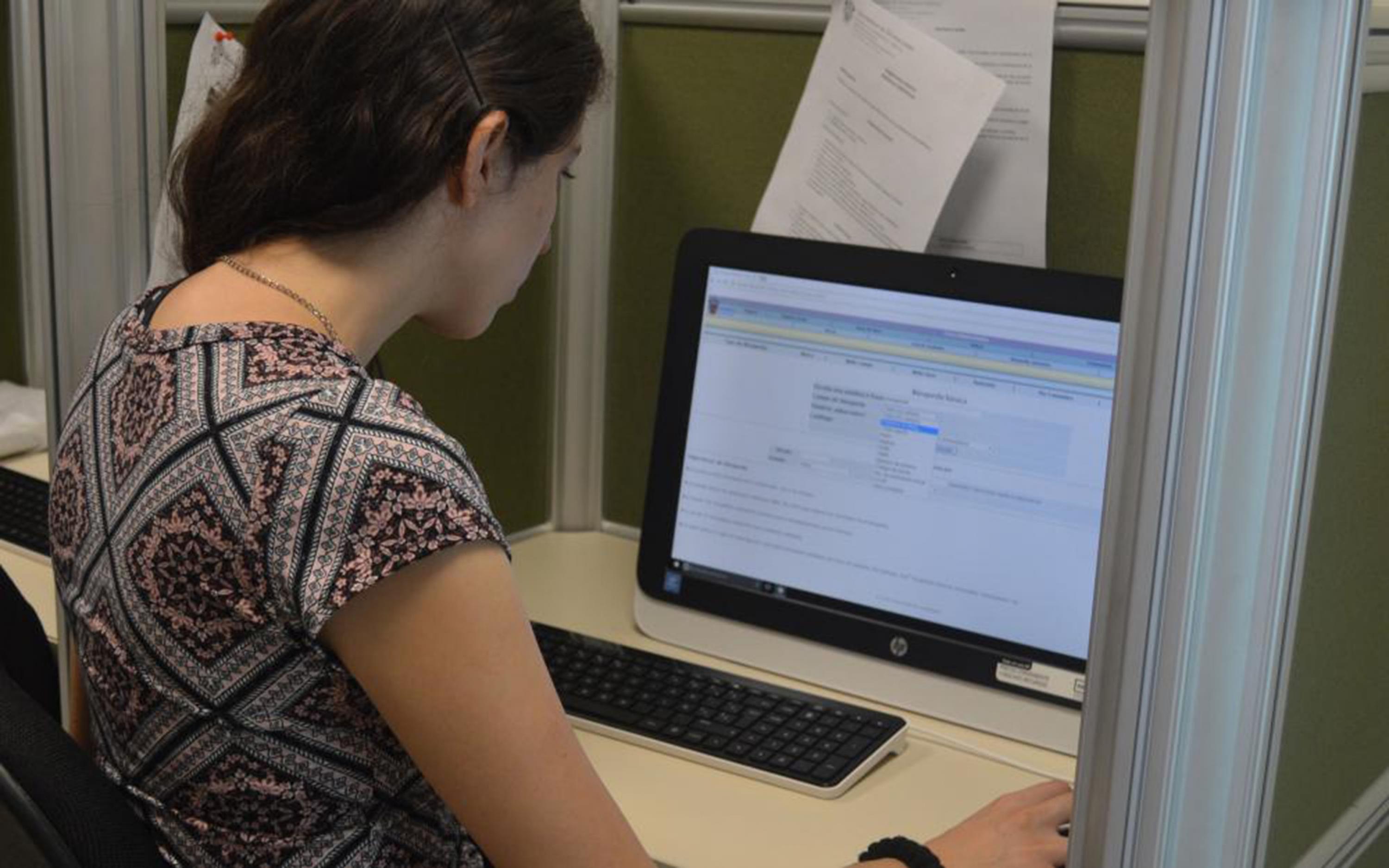 Persona realizando una búsqueda de información en la computadora